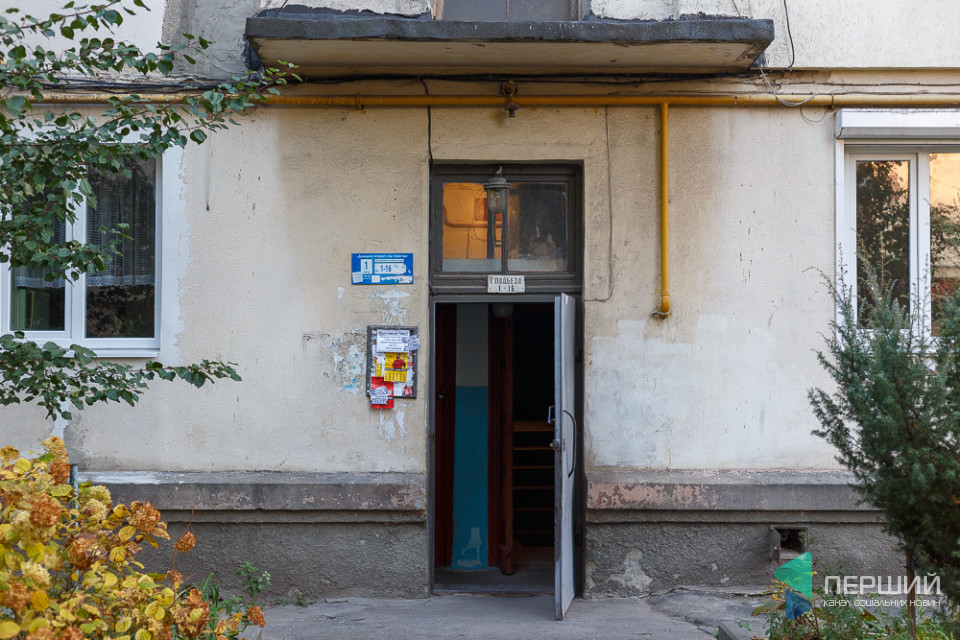 Цей під'їзд називає своїм, бо тут, у маленькій комірчині, перевдягається