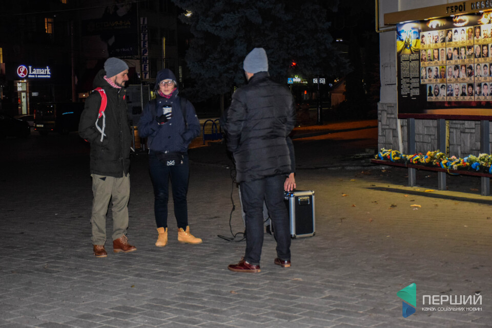 А народ підносить колонку