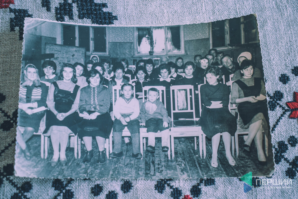 Під час свята у 3-й школі. Друга зліва у нижньому ряду Мирослава Гнатюк, третя - Мирослава Волох