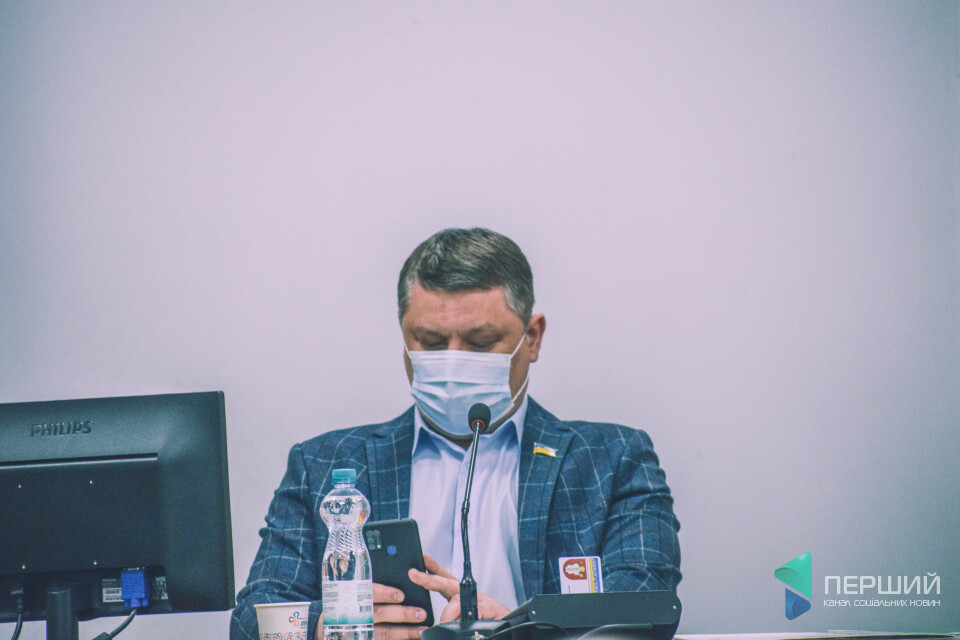 Юрій Безпятко незворушно оголошував згоду чи незгоду комісій з проектом рішення. І більше ні слова