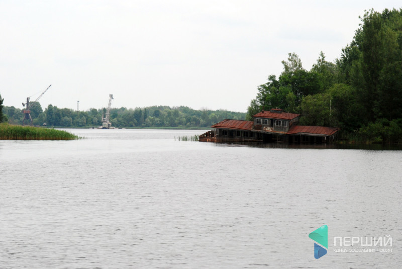 Ресторан, який був пришвартований до оглядового майданчика біля Прип'яті. Його віднесло до сусідньої ділянки берега