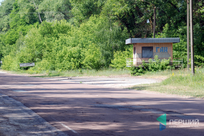 В'їзд у Чорнобиль. Праворуч - пост ДАІ