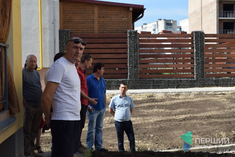 Микола Яручик та інші депутати на забудові