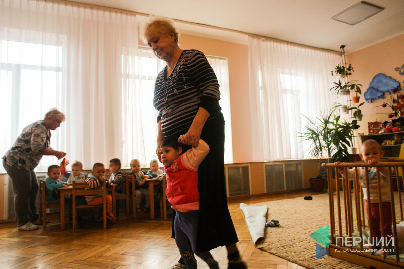 Дівчинка має мікроцефалію..Заспокоється лише тоді, коли ось так ходить за руки з вихователем. В інших випадках - стає агресивна..