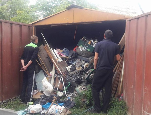 Муніципали показали, що знаходять в гаражах лучан. ФОТО