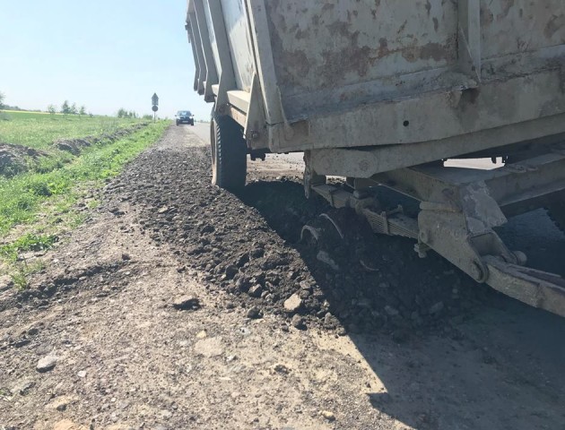Шмат дороги Устилуг-Луцьк пошкодив зламаний причіп. ФОТО