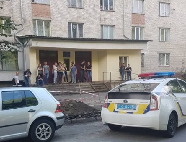 У Луцьку студент хотів вистрибнути з 8-го поверху. ФОТО