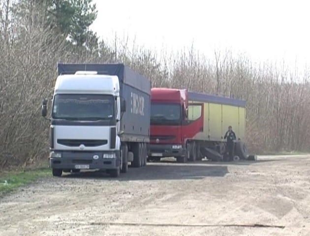 Під Луцьком затримали дві перевантажені фури