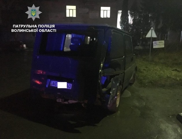 У Луцьку п'яний водій буса влетів під тепловоз