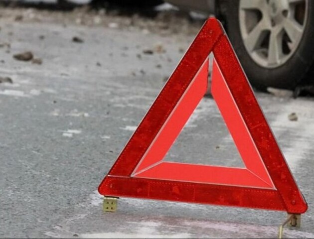 На Волині автівка злетіла у кювет і протаранила ліхтар
