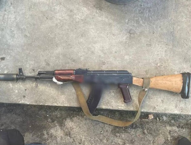У 27-річного волинянина на обійсті знайшли незаконну деревину і зброю. ФОТО