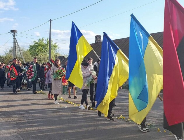 На Волині попрощалися із молодим воїном, який помер від важких поранень у госпіталі. ФОТО