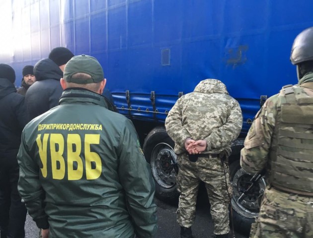 На «Ягодині» затримали прикордонника, який за гроші пропускав вантажівки без черги. ФОТО. ВІДЕО