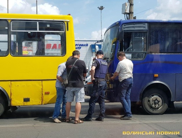 У Луцьку біля торгового центру – аварія за участю маршрутки. ФОТО