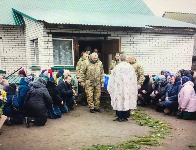 Навіки 18. Громада стала навколішки перед труною Героя