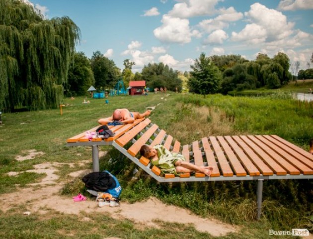Як лучани відпочивають на центральному пляжі. ФОТО