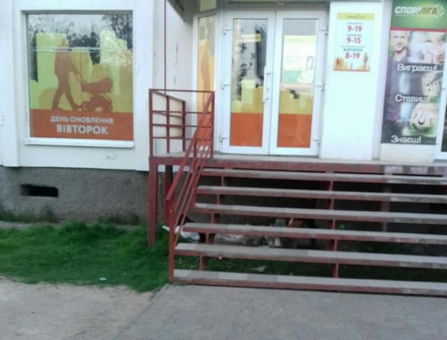 Дім під сходами: безхатько з відмороженими ногами живе на Соборності