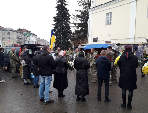 Молилися в храмі й під дощем: у Луцьку попрощалися із Героєм Денисом Кудрявцевим. ФОТО