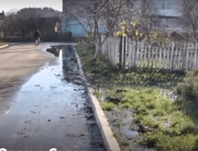 Вулицю в Ківерцях майже три тижні заливає водою. ВІДЕО