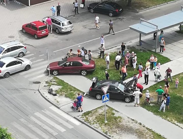 Аварія на перехресті: від удару машини викинуло на тротуар. ФОТО