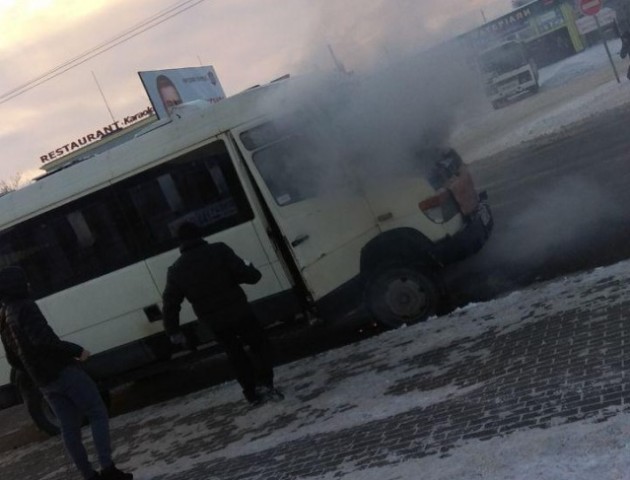 У Луцьку горіла маршрутка.  Пожежу гасили снігом. ФОТО
