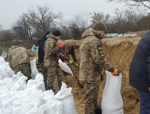 Залучали спецтехніку: як на Ковельщині добровольці будують оборонні споруди. ФОТО