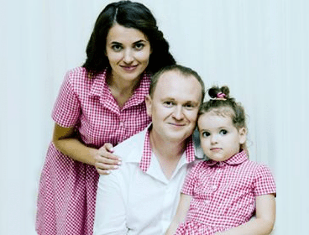 Дружина та донечка вітають тата Віталія Врону з Днем народження