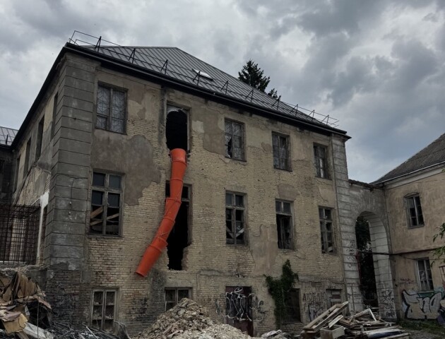 У Луцьку зруйнували шматок стіни Будинку офіцерів