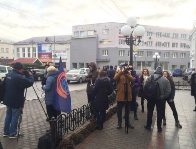 У Луцьку студенти вийшли на мітинг за пільговий проїзд у маршрутках. ФОТО