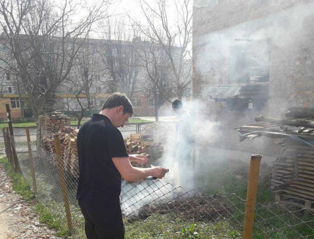 Лучани надалі продовжуть спалювати суху траву
