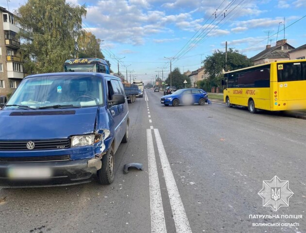 У Луцьку на Дубнівській зіткнулися бус і легковик. ФОТО