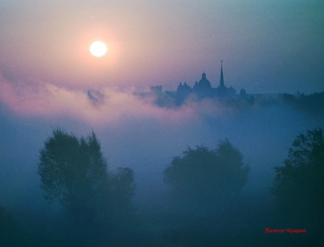 Неймовірний осінній світанок у Луцьку. ФОТО