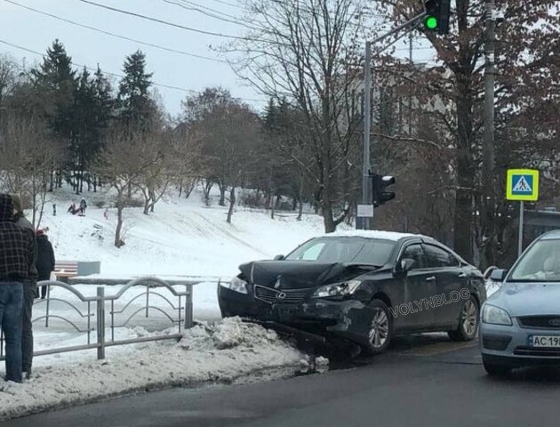 ДТП у Луцьку: зіткнулися Lexus та Volkswagen