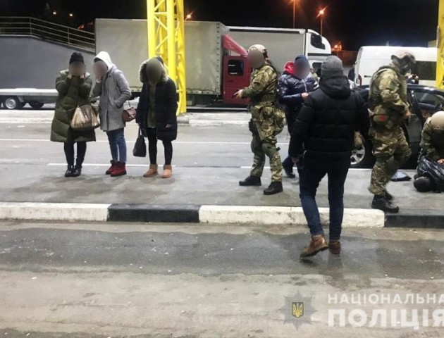 Обіцяли легальну роботу, а продавали в сексуальне рабство. Подробиці затримання сутенерів на Волині