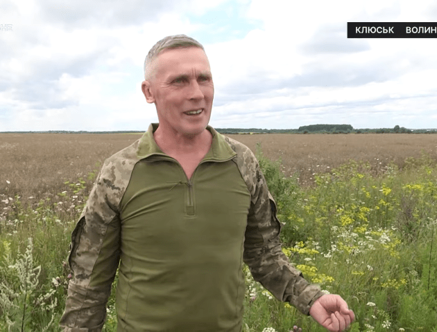 Боєць-доброволець з Волині відпросився у відпустку, щоб зібрати з полів урожай