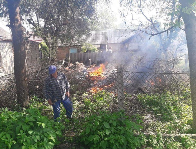У Луцьку підпалили суху траву: вогонь ледь не перекинувся у двір. ФОТО