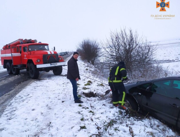 На Волині через слизьку дорогу батько з чотирма дітьми злетіли в кювет. ФОТО