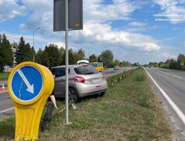 На Волині п'яна водійка влетіла в дорожнє огородження