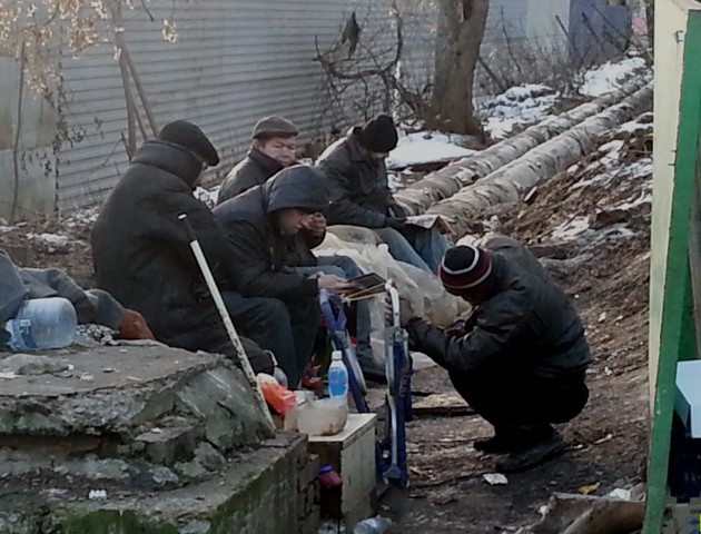 Група безхатьків загрожує життю лучан