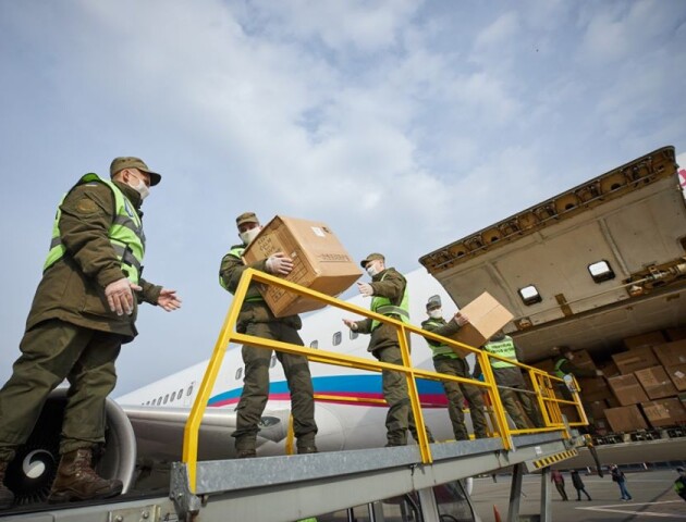 З Китаю прибув другий літак з медзасобами. Що там?