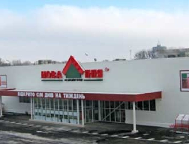 Лучани збирають підписи, аби заборонити гупермаркету складати товари під вікнами будинків