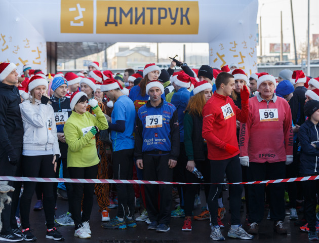 Від старого до малого: як у Луцьку бігали у новорічних костюмах. ВІДЕО