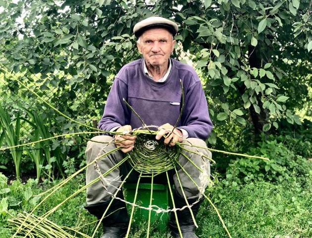 Волинський нардеп приймає «замовлення» на лозові кошики від діда Івана
