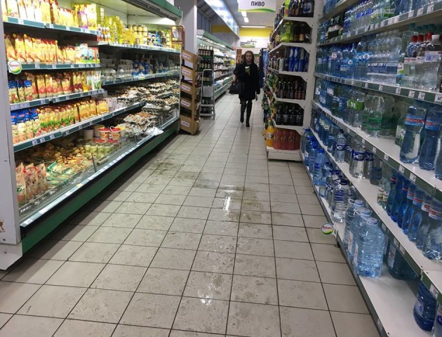 У Луцьку магазин працює, незважаючи на сморід в торговому залі. ФОТО