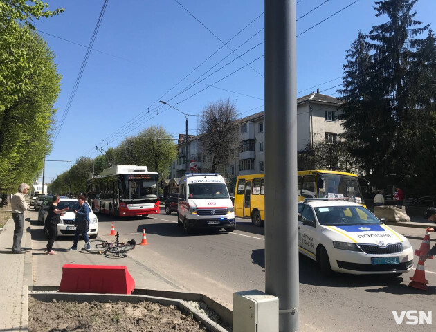 У Луцьку велосипедист врізався в припарковане авто. ФОТО