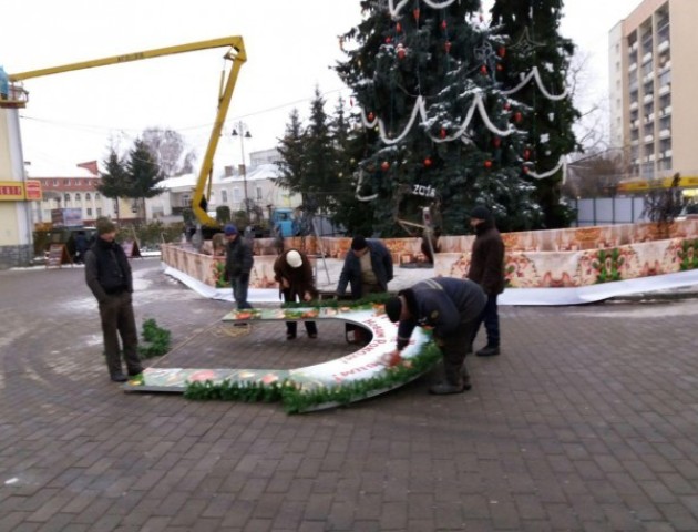 Центр Луцька почали прикрашати до свят