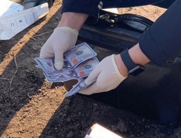 На Волині піймали посадовця виконавчої служби, який вимагав хабар. ФОТО