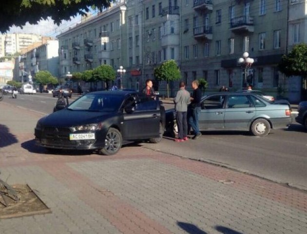 У центрі Луцька не розминулися Mitsubishi та Volkswagen