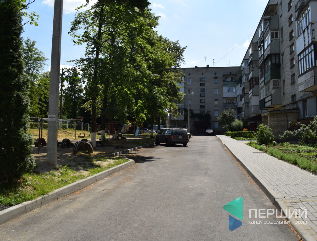 Через неякісну роботу в луцькому дворі зніматимуть новий асфальт. ФОТО