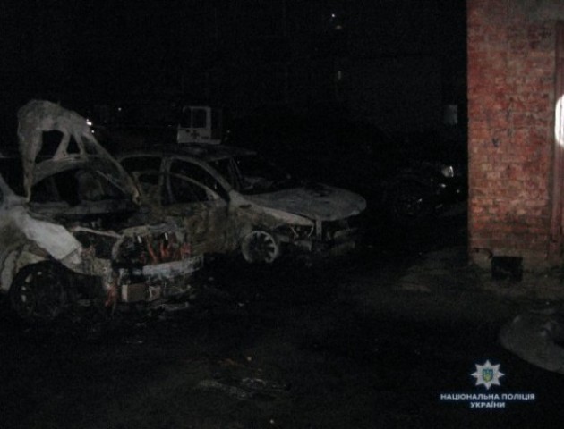 У Рівному вночі горіли три позашляховики. ФОТО